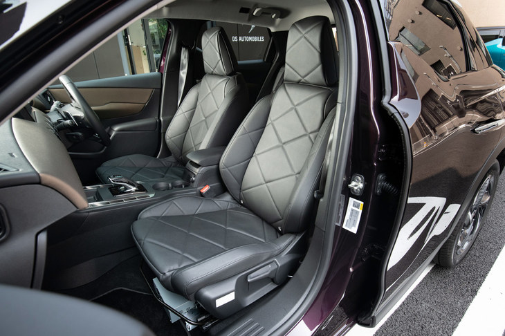 最上級グレード「グランシック」に装備される、バルサブラックのレザーシート。部位によって、密度の異なる2種類の軟質フォームを使い分けることで、快適な乗り心地と適度なホールド性を実現している。