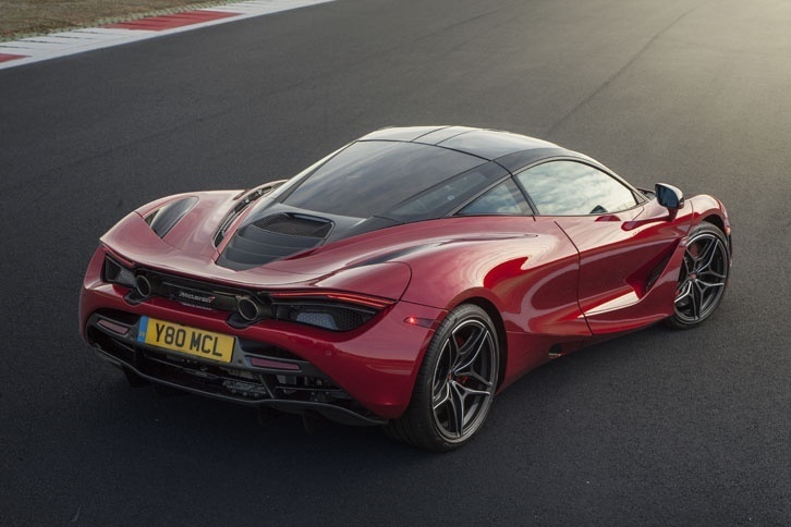 試乗車のボディーカラーは「メンフィスレッド」。