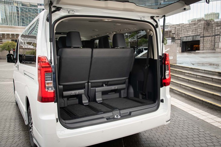 8人乗り仕様車の荷室。室内幅は1970mmで、奥行きは実測で最大700mmほど。2列目または3列目に乗員がいる場合は500mmほどが限界といえる。それでも、容量90リッターのトランクであれば4個積み込むことができる。