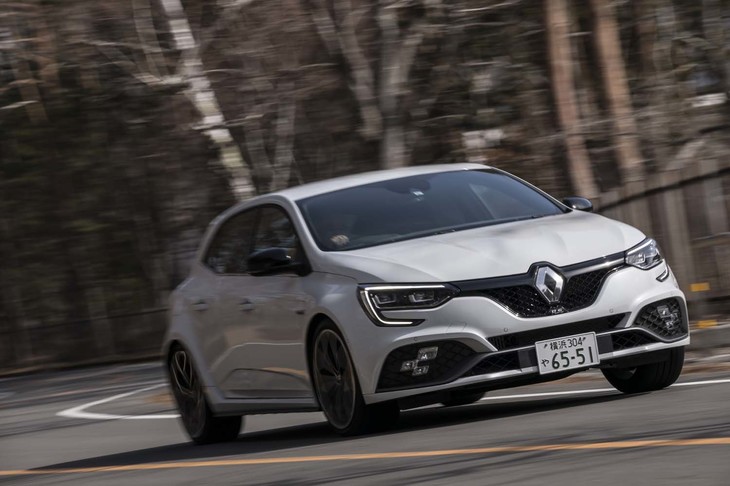 「メガーヌR.S.」には前輪に加えて後輪も操舵する4コントロールが備わっている。後輪は最大で2.7度まで切れるが、バック駐車時などには作動しない。