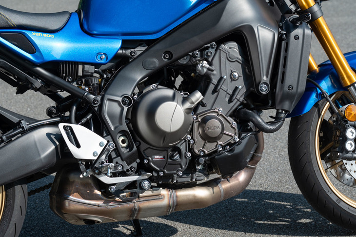 エンジンは排気量888ccの水冷4ストローク並列3気筒DOHC。サウンドもつくり込まれており、トリプル特有のビート感と回転上昇時の音圧の高まりが、ライダーを高揚させる。