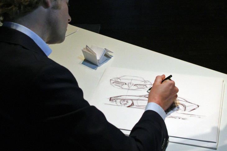 自らが手がけた「アルファ・ロメオ8C ディスコヴォランテ」のスケッチを描くルイ・ド・ファブリベッカース氏。さすが、あっという間に描きあげた。