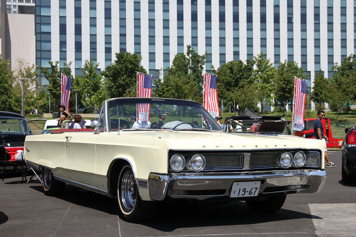 1967年「クライスラー・ニューポート コンバーチブル」。フルサイズの高級オープンカー。