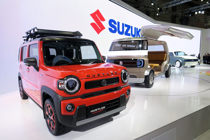 スズキブースのステージの様子。自動車だけでなく、バイクや自立型移動ロボットと、多彩な顔触れが並ぶ。