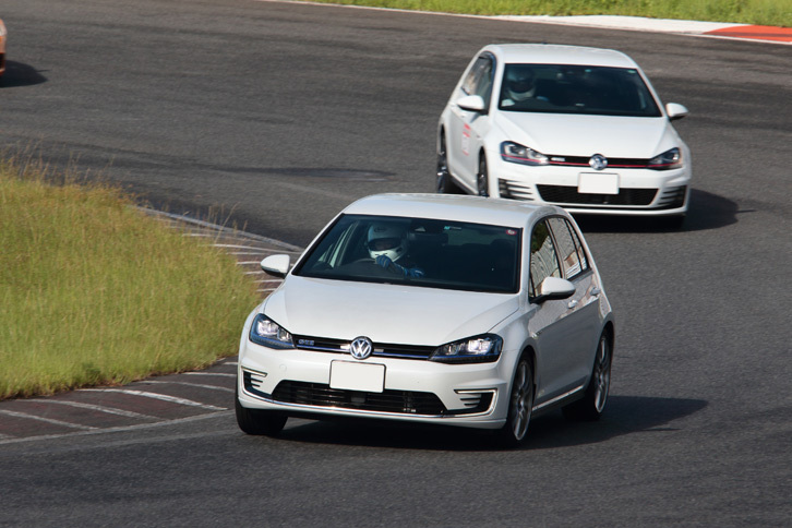フリー走行を楽しむ筆者（前の車両）。「G」クラスはヘルメットやグローブなどが必須だが、先導車が付く他のクラスならヘルメットは不要だ。