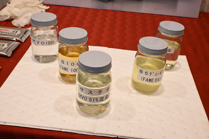 写真中央が49％の軽油と51％のHVOを混合した「サステオ」だ。