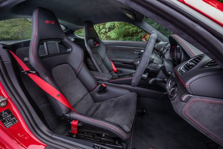 オプションの「スポーツバケットシート」が装着されていた。同シートはグラスファイバー製コアをカーボンファイバー素材で包み込んだ、強度と軽量性に優れたアイテムだという。