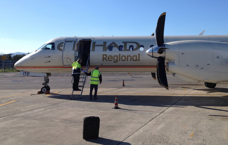 フィレンツェからジュネーブ空港に到着したエティハド航空のターボプロップ機。2015年3月。