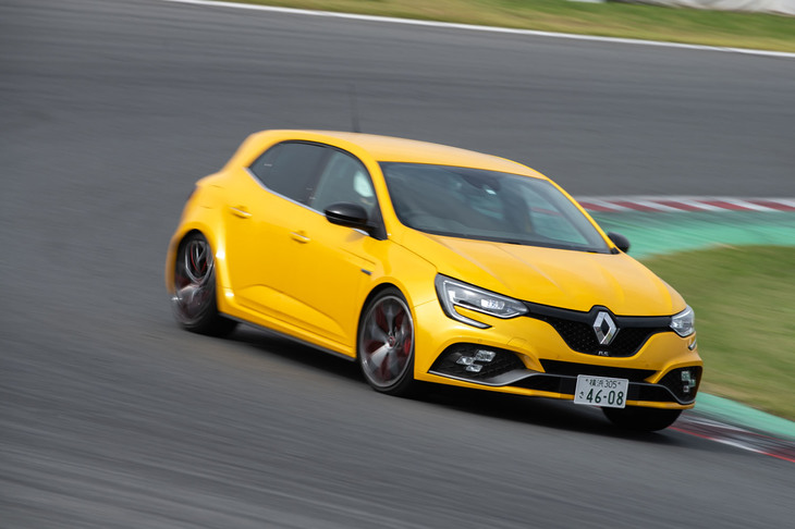 バッテリーやホイールなど、さまざまな箇所で軽量化が図られた「トロフィー」。車両重量はEDC車で1470kgと、標準モデルより10kg軽減されている。