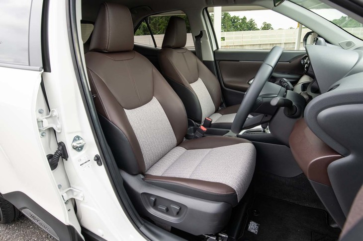 最上級の「Z」グレードではツイード調ファブリックと合皮を組み合わせた内装が標準。前席にはシートヒーターが備わるほか、運転席にはさらに6ウェイの電動調整機構も搭載される。