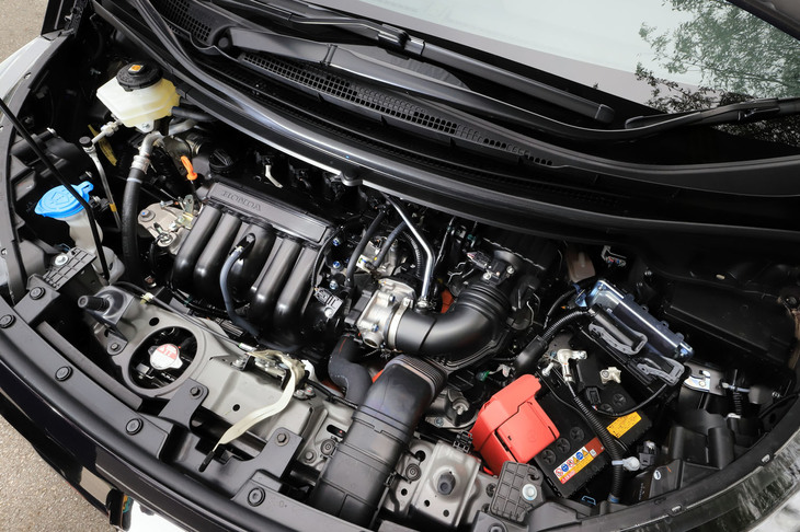 パワーユニットは1.5リッターガソリンエンジンと1モーター式ハイブリッドシステム「スポーツハイブリッドi-DCD」の組み合わせ。ホンダのなかでもハイブリッドシステムの主流は2モーター式に切り替わっており、この機構を搭載するモデルは今や「シャトル」と「フリード／フリード＋」だけである。