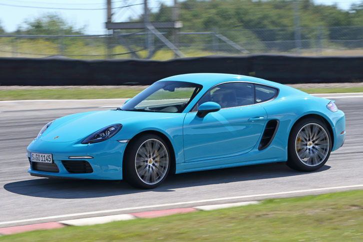 「718ケイマンS」の動力性能は0-100km/h加速が4.6秒で、最高速が285km/h（6段MT仕様）。7段PDK仕様は前者を4.4秒でこなす。