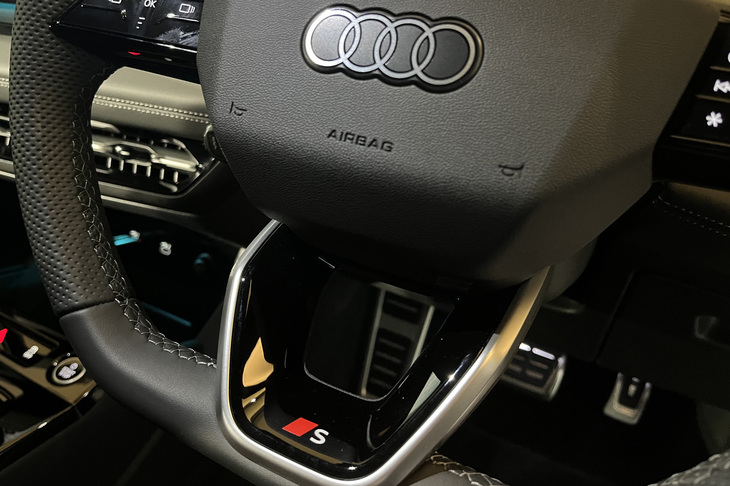 Q6 e-tronクワトロ（ステアリングホイール）