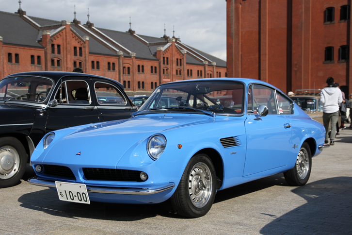 「ASA1000GT」。フェラーリが企画したものの、諸事情により生産化を断念したフェラリーナ（小型フェラーリ）の製造権を買い取ったASAにより、100台前後作られた小型GT。スタイリングはベルトーネ時代のジウジアーロ、シャシー設計はフェラーリ出身のジオット・ビッザリーニ、1リッター直4 SOHCエンジンの設計も元フェラーリのカルロ・キティで、1965年に市販化された。