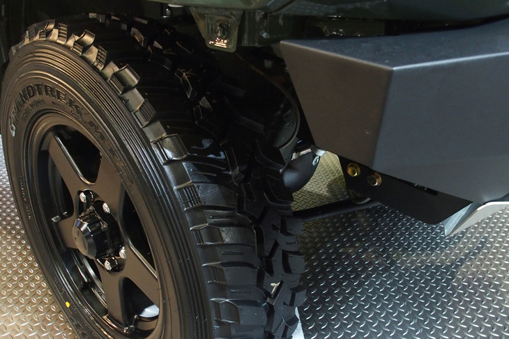 195R16Cサイズの「グラントレックMT2」が装着された「スズキ・ジムニーPRO-STAFF Custom」。