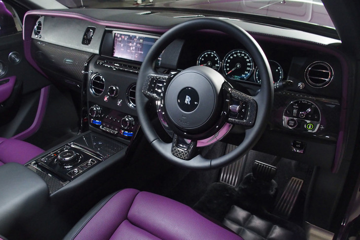 インパネやステアリングホイールには「ネイキッドウィーヴカーボンファイバー」と呼ばれる新開発のカーボン製トリムが採用されている。