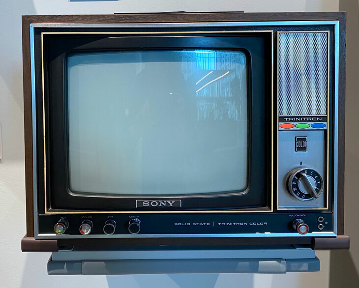 ソニーのトリニトロンカラーテレビ「KV-1310」（1968年）。SONYの4文字の字間は狭められている。