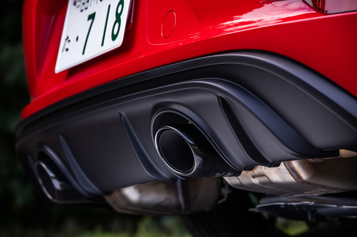 「718ケイマン」のエキゾーストパイプフィニッシャーはセンター配置だが、「GTS 4.0」では左右に振り分けられている。4リッターの水平対向6気筒自然吸気エンジンは、2.5リッター4気筒ターボとは明らかに異なるクリアで爽快なフラットシックスサウンドを奏でる。