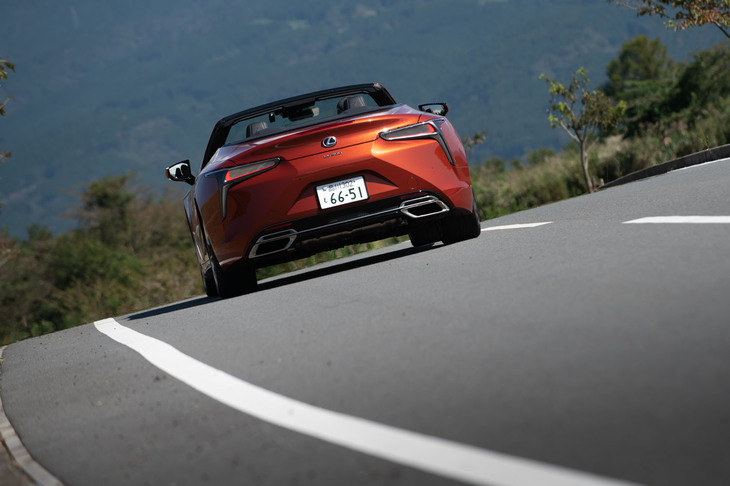 「LC500コンバーチブル」にはクーペと同じくエンジンの吸気音をキャビン内に共鳴させるサウンドジェネレーターや、より迫力ある排気音を演出する外装バルブが装備されている。