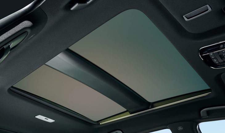 新型「ハリアー」には、トヨタ車としては初となる調光式のパノラマルーフが採用されている。