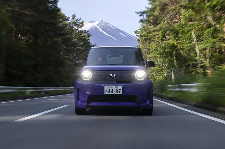 駆動用リチウムイオンバッテリーの容量は29.6kWh。これ自体は「N-ONE e：」と変わらないが、ボディーの大型化とタイヤの大径化によって一充電走行距離は295kmから274kmへと減少している。
