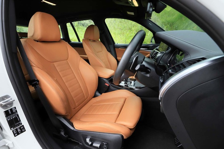 上質なヴァーネスカ・レザーで仕立てられたシート。カラーは写真の「コニャック」のほか、「ブラック」または「モカ」が選べる。