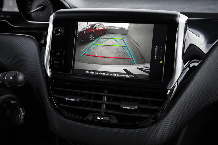 「GTライン ブラック＆ホワイトエディション」には、後方の視界をセンターディスプレイに映し出すバックアイカメラが標準装備される。