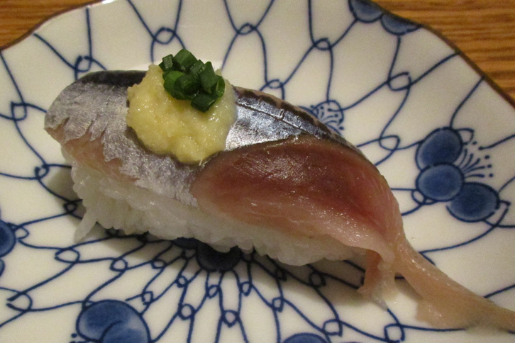 実際、すし屋で好んで食うのは、白身や光り物。齢（よわい）54、すっかり枯れているので、トロは食わない。