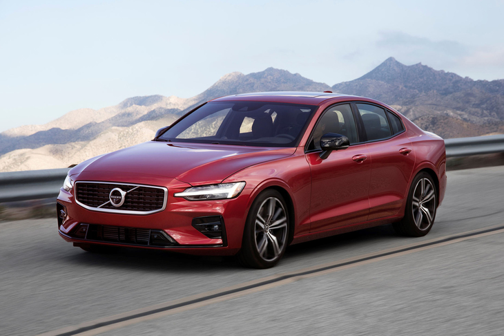 内外装にスポーティーなドレスアップが施される「T6 AWD R-DESIGN」。写真のモデルのボディーカラーは「フュージョンレッド」。