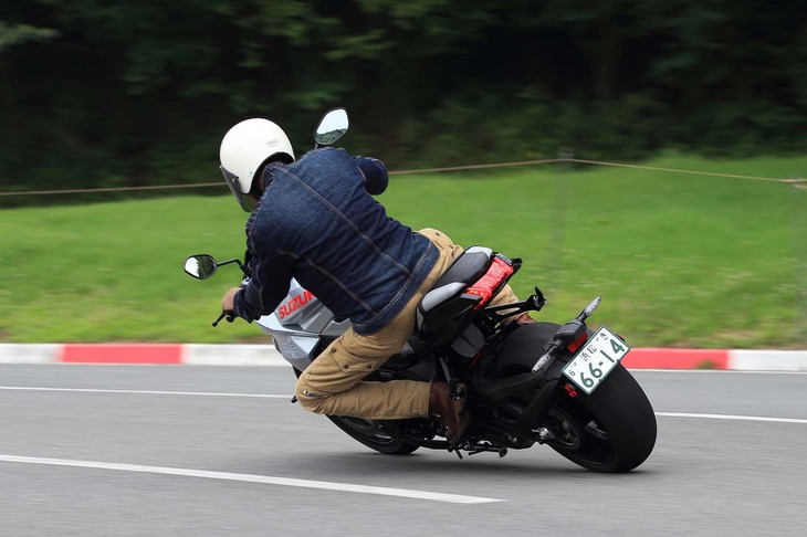 新型「カタナ」は、3段調節式のトラクションコントロール機能を標準装備。高揚感のある加速と快適なライディングを両立させたという。