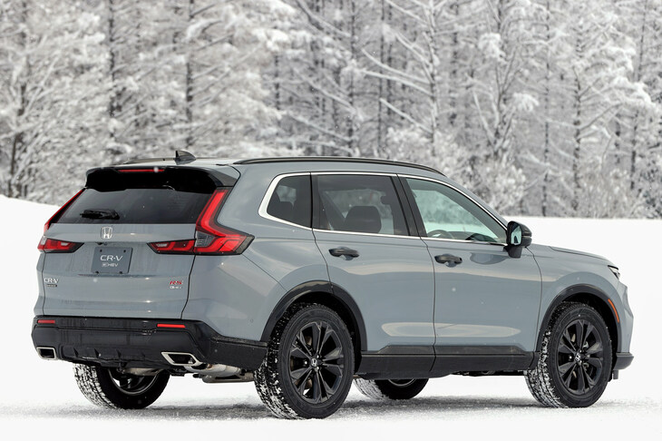 やや丸みを帯びていた従来型より、現行型はスクエアでSUVらしい意匠に刷新。車体色は試乗車の「スレートグレーパール」を含む5種類が用意される。