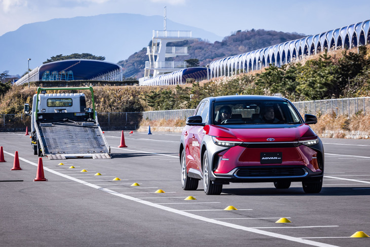 従来型の「ブルーアースXT AE61」と「アドバンV61」とを装着した「bZ4X」を用いて、スロープを降りた惰性でどれだけ走行できるかの比較テストが行われた。結果は前者が60m強、後者が70m超えとなり、アドバンV61は転がり抵抗の小ささをしっかりアピールしてみせた。