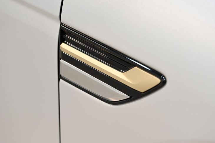 フロントフェンダーのアクセントもウオームチタニウムだ。