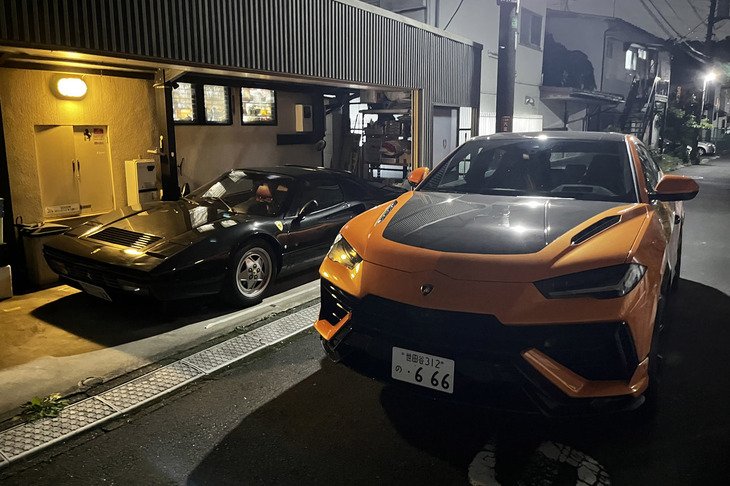 自宅前で、私の愛車“黒まむしスッポン丸”こと1989年モデルの「フェラーリ328GTS」と「ウルス ペルフォルマンテ」の2ショット。