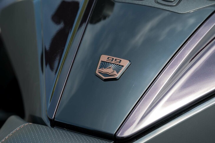 車名の「SEA-TO-SKY（シートゥースカイ）」は、風光明媚（めいび）なロケーションで知られるカナダ・ブリティッシュコロンビア州の高速道路、99号線の愛称「Sea to Sky Highway」にあやかったものだ。