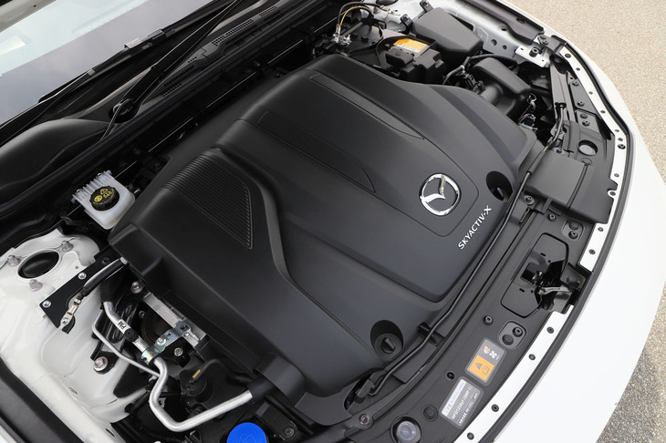 エンジンはカプセル状のカバーで覆われている。これは騒音・振動を抑制するためで、同時に保温性を高めることで実用燃費の向上を図っている。