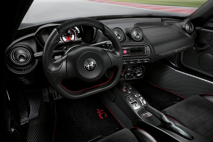 写真は「4Cコンペティツィオーネ」のインテリア。両モデルとも、スポーツレザーステアリングやレザー／アルカンターラシートなどを特別装備。シリアルナンバー入りのバッジも装着される。