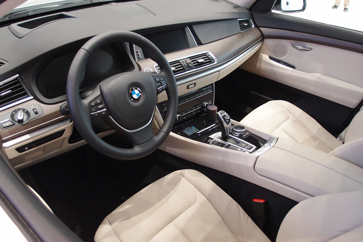 
	試験車両のコックピット周辺。標準的な「5シリーズ グランツーリスモ」のものと、見た目はほとんど変わらない。
	