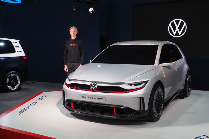 プレスカンファレンスで日本初上陸となる「ID. GTIコンセプト」を紹介したフォルクスワーゲン ジャパンのブランドディレクター マーティン・ザーゲ氏。