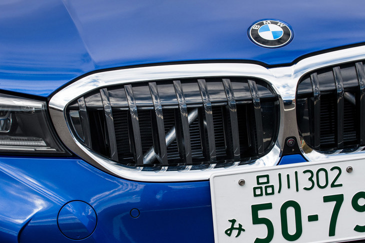 フロントグリルには、状況に応じてエンジンルーム内に入る空気の量を調整する「アクティブエアストリーム」を装備。エアロダイナミクスの向上が図られている。