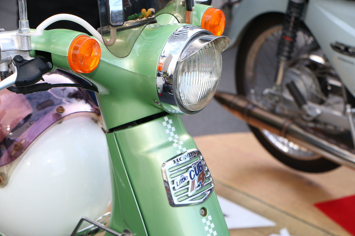 1997年に登場した「リトルカブ」。「14」の数字は、標準モデルの17インチよりも小さい14インチタイヤを装着していることを意味する。シート高が30mm低くなったことで、乗降性も向上している。