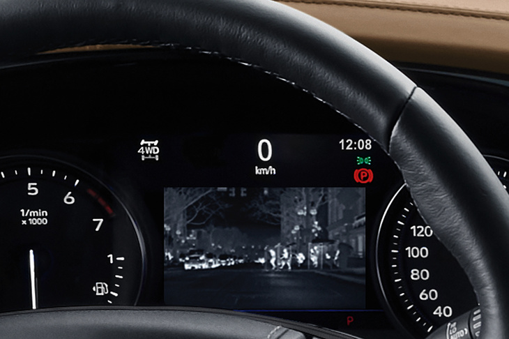 「ナイトクルーズエディション」の特別装備となる「ナイトビジョン」。メーターパネル内のディスプレイに赤外線映像を映し出す機能で、サーマルテクノロジーによって人や動物を検知すると、警告を発してドライバーに注意を促す。（写真：ゼネラルモーターズ）