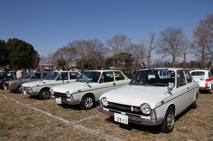 1966年に登場したスバル初の小型乗用車であり、その後のスバルのアイデンティティーとなる水冷水平対向エンジンと前輪駆動を採用した「スバル1000」シリーズ。右端から2台は1967年に追加されたツインキャブエンジン搭載の「1000スポーツ」。