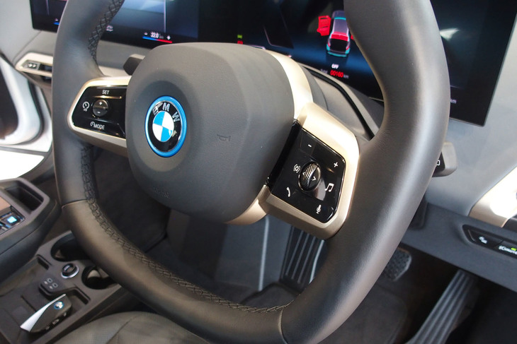BMW iX（ステアリングホイール）