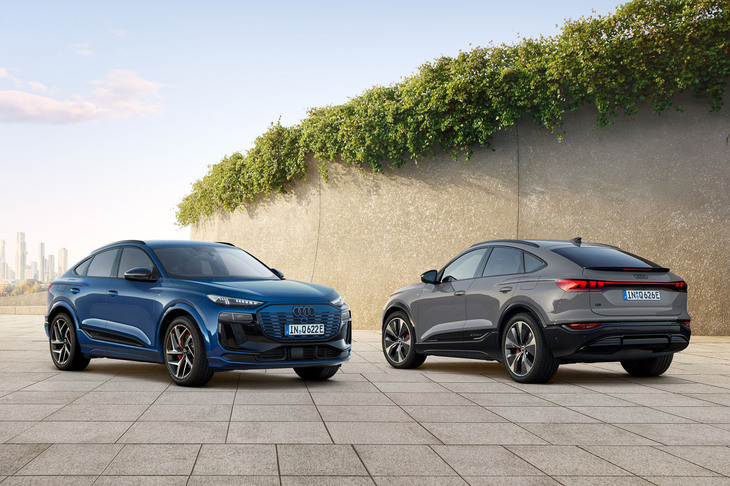 「Q6スポーツバックe-tron」シリーズの導入を記念したグローバル限定モデル「Q6スポーツバックe-tronエディションワン ブルー」（写真左）と「Q6スポーツバックe-tron エディションワン グレー」（同右）。