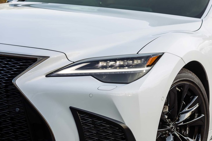 特徴的な3眼ヘッドランプも、従来のものに比べ光源が小さい新デザインへと改められた。