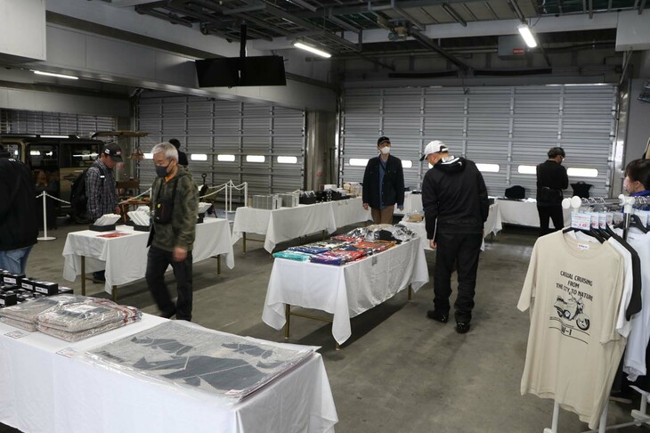 自動車イベントではお約束のグッズ販売も。こうしたコーナーもクルマ好きなら見逃せない。