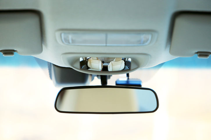 ルームミラーの上には、運転席から室内後方を確認できるミラーが備わる。