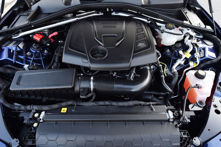 200psと330Nmを生み出す2リッター直4ターボエンジン。JC08モード燃費は13.6km/リッター。