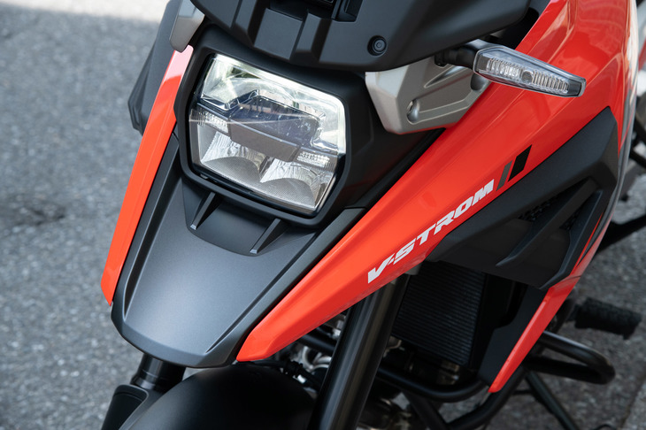 “クチバシ”と呼ばれる、フロントカウルと一体となった泥よけ。昨今のオフロードモデルやアドベンチャーモデルではおなじみの装備だが、他社に先駆けてこれを採用したのはスズキだった。